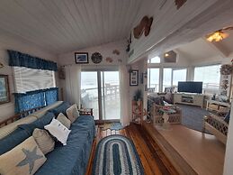 Luxurious Oceanfront Cabin 7 Getaway w Hot Tub
