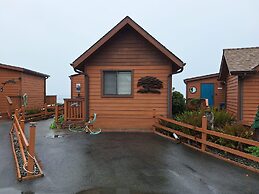 Luxurious Oceanfront Cabin 7 Getaway w Hot Tub