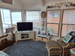 Luxurious Oceanfront Cabin 7 Getaway w Hot Tub