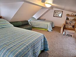 Luxurious Oceanfront Cabin 7 Getaway w Hot Tub