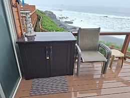 Luxurious Oceanfront Cabin 7 Getaway w Hot Tub
