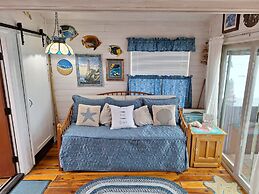 Luxurious Oceanfront Cabin 7 Getaway w Hot Tub