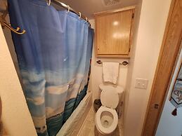 Luxurious Oceanfront Cabin 7 Getaway w Hot Tub