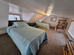 Luxurious Oceanfront Cabin 7 Getaway w Hot Tub