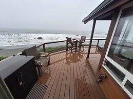 Luxurious Oceanfront Cabin 7 Getaway w Hot Tub