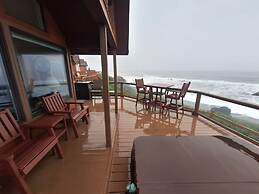 Luxurious Oceanfront Cabin 7 Getaway w Hot Tub