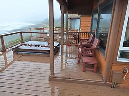 Luxurious Oceanfront Cabin 7 Getaway w Hot Tub