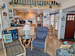 Luxurious Oceanfront Cabin 7 Getaway w Hot Tub