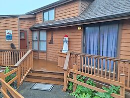 Luxurious Oceanfront Cabin 7 Getaway w Hot Tub