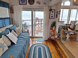 Luxurious Oceanfront Cabin 7 Getaway w Hot Tub