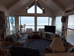 Luxurious Oceanfront Cabin 7 Getaway w Hot Tub
