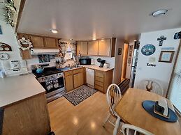 Luxurious Oceanfront Cabin 7 Getaway w Hot Tub