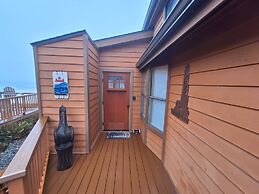 Luxurious Oceanfront Cabin 7 Getaway w Hot Tub