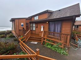 Luxurious Oceanfront Cabin 7 Getaway w Hot Tub