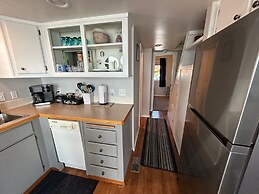 Luxurious Oceanfront Cabin 7 Getaway w Hot Tub