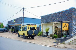 Rond Point Gorilla Boutique - Kinigi