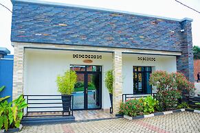 Rond Point Gorilla Boutique - Kinigi