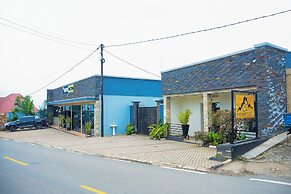 Rond Point Gorilla Boutique - Kinigi
