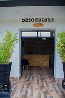 Rond Point Gorilla Boutique - Kinigi