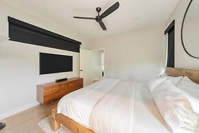 Private Pool, Firepit, Patio Steps to East Austin Dining, Music, Art, 