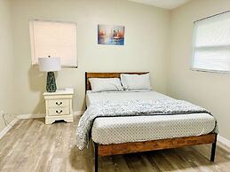 Fresh Renovated Pool Home w 5 Bedrooms Near Beach