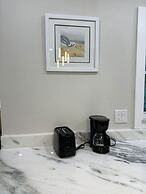 Fresh Renovated Pool Home w 5 Bedrooms Near Beach