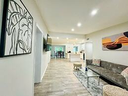 Fresh Renovated Pool Home w 5 Bedrooms Near Beach