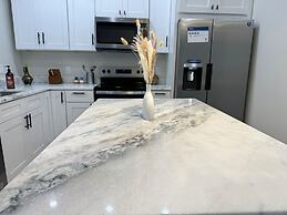 Fresh Renovated Pool Home w 5 Bedrooms Near Beach