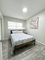 Fresh Renovated Pool Home w 5 Bedrooms Near Beach