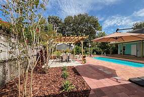 Fresh Renovated Pool Home w 5 Bedrooms Near Beach