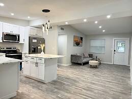 Fresh Renovated Pool Home w 5 Bedrooms Near Beach