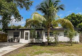Fresh Renovated Pool Home w 5 Bedrooms Near Beach