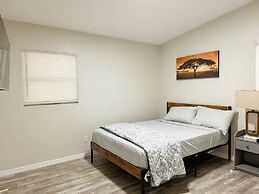 Fresh Renovated Pool Home w 5 Bedrooms Near Beach