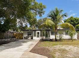 Fresh Renovated Pool Home w 5 Bedrooms Near Beach