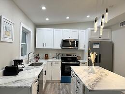 Fresh Renovated Pool Home w 5 Bedrooms Near Beach