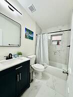 Fresh Renovated Pool Home w 5 Bedrooms Near Beach