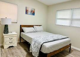 Fresh Renovated Pool Home w 5 Bedrooms Near Beach