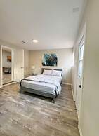 Fresh Renovated Pool Home w 5 Bedrooms Near Beach