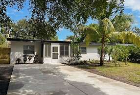 Fresh Renovated Pool Home w 5 Bedrooms Near Beach