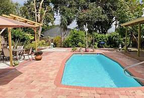 Fresh Renovated Pool Home w 5 Bedrooms Near Beach