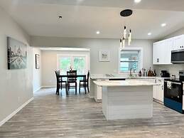 Fresh Renovated Pool Home w 5 Bedrooms Near Beach