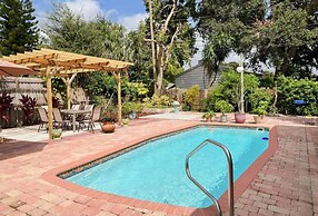 Fresh Renovated Pool Home w 5 Bedrooms Near Beach