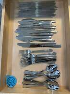 Fresh Renovated Pool Home w 5 Bedrooms Near Beach