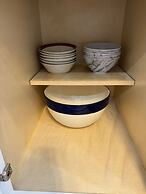 Fresh Renovated Pool Home w 5 Bedrooms Near Beach