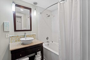 Serene Studio at Sandestin Pool, Hot Tub, Beach Shuttle, Walk to Bayto