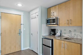 Serene Studio at Sandestin Pool, Hot Tub, Beach Shuttle, Walk to Bayto