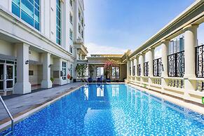 free pool the manor luxury condotel