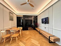 free pool the manor luxury condotel