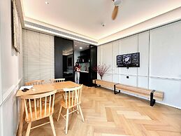 free pool the manor luxury condotel