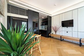 free pool the manor luxury condotel